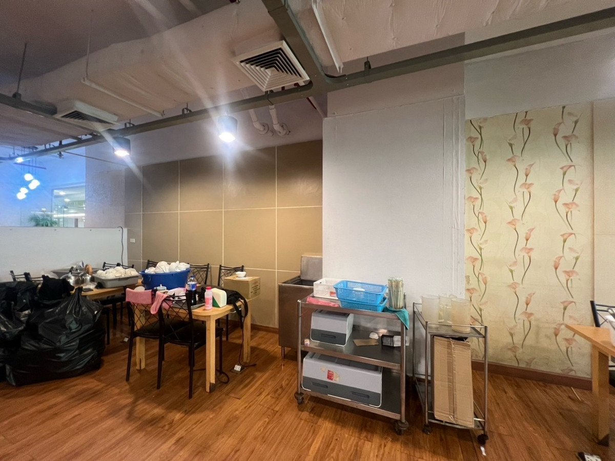For RentRetail SpaceSukhumvit, Asoke, Thonglor : Business space for rent, 178 sq m, 4th floor, BTS Asoke, MRT Sukhumvit, very good location, has an elevator, shared parking for 200 cars, free decoration for 30 days.