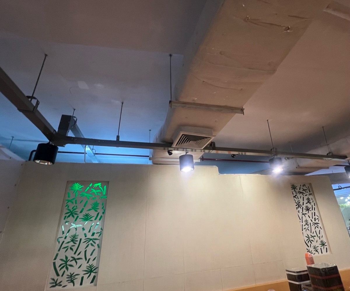 For RentRetail SpaceSukhumvit, Asoke, Thonglor : Business space for rent, 178 sq m, 4th floor, BTS Asoke, MRT Sukhumvit, very good location, has an elevator, shared parking for 200 cars, free decoration for 30 days.