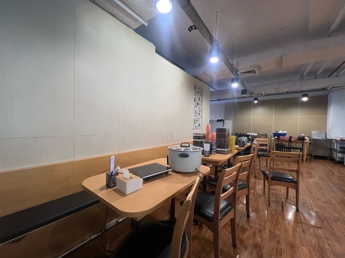 For RentRetail SpaceSukhumvit, Asoke, Thonglor : Business space for rent, 178 sq m, 4th floor, BTS Asoke, MRT Sukhumvit, very good location, has an elevator, shared parking for 200 cars, free decoration for 30 days.