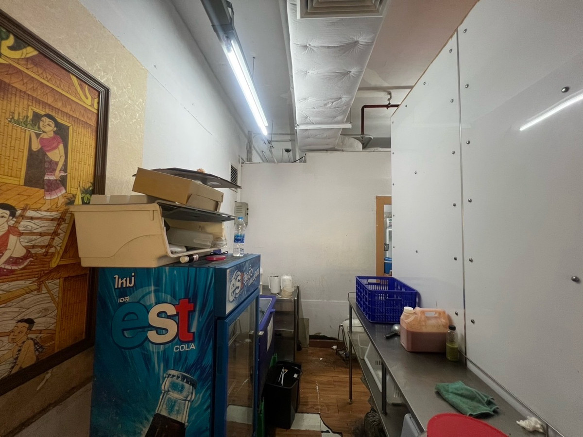 For RentRetail SpaceSukhumvit, Asoke, Thonglor : Business space for rent, 178 sq m, 4th floor, BTS Asoke, MRT Sukhumvit, very good location, has an elevator, shared parking for 200 cars, free decoration for 30 days.