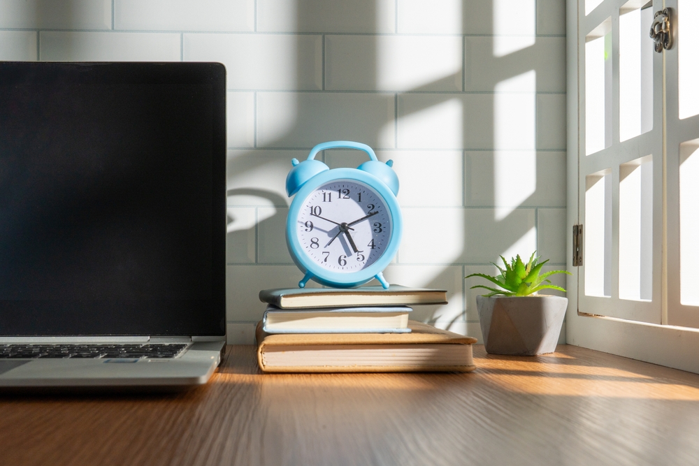 การจัดวางของใช้ขนาดเล็กด้านขวาโต๊ะทำงาน