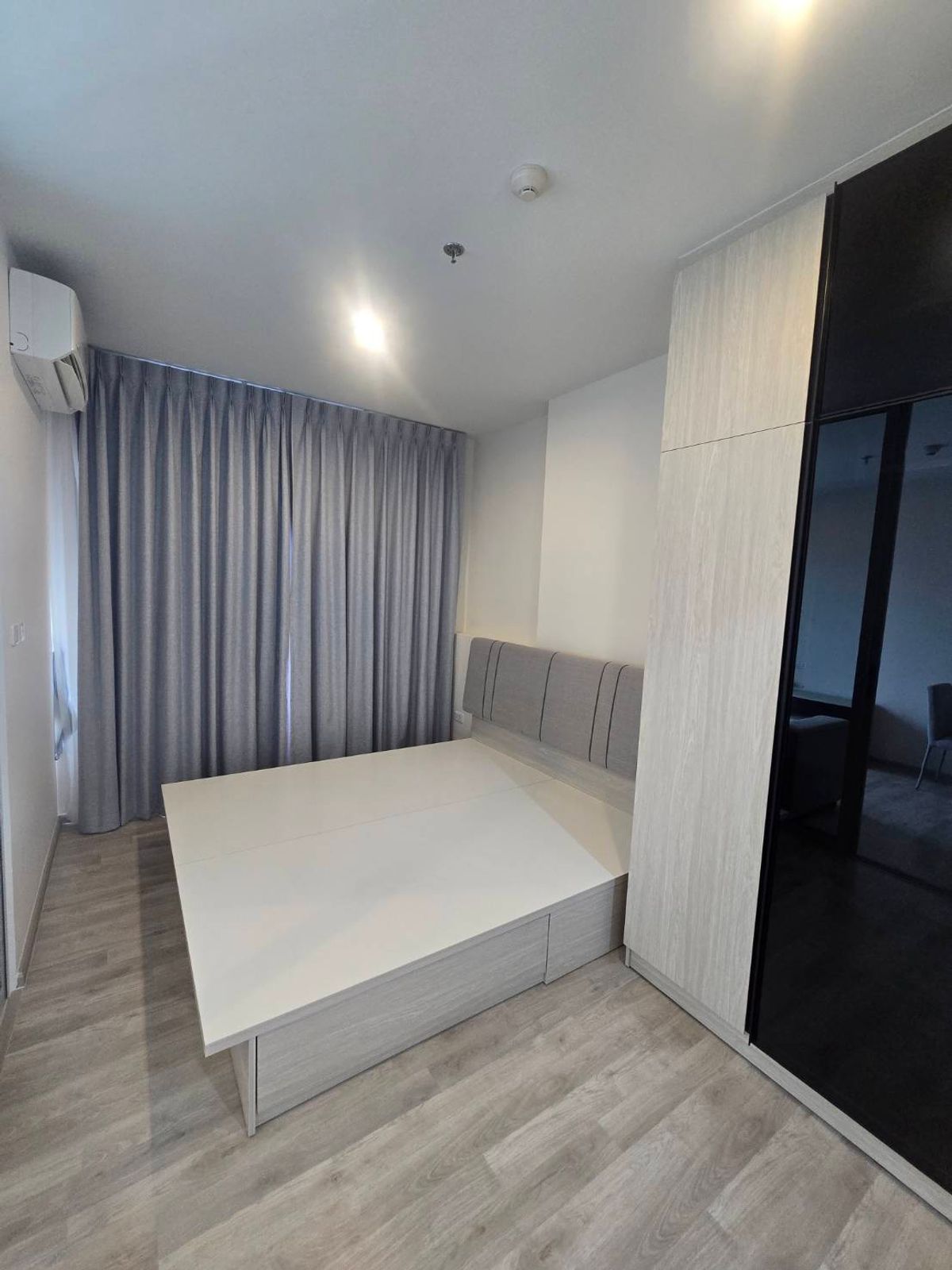 For RentCondoRamkhamhaeng, Hua Mak : For rent unfurnished. Near yellow BTS, Lam Sali Intersection Station.