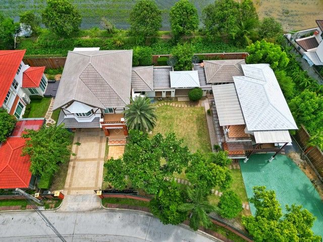 ขายบ้านรัตนาธิเบศร์ สนามบินน้ำ พระนั่งเกล้า : ขายบ้านหรู 2 ชั้น 274.2 ตร.ว. สภาพสวย ตกแต่งบิลท์อิน บนที่แปลงใหญ่ที่สุดในโครงการลัดดารมย์ ราชพฤกษ์ - รัตนาธิเบศร์ 2 พร้อมเรือนรับรอง 2  ชั้น