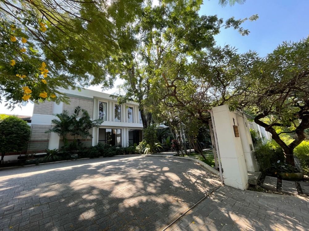 For RentHousePattanakan, Srinakarin : Luxury single house for rent