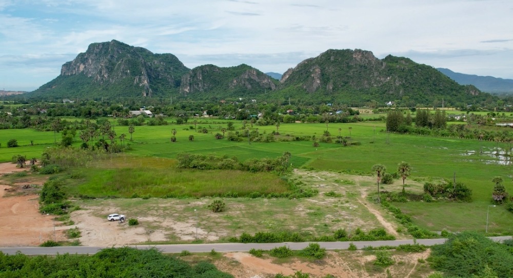 For SaleLandCha-am Phetchaburi : Cha-am land, beautiful mountain view, 5 km from Petchkasem. 5 km away from the sea
