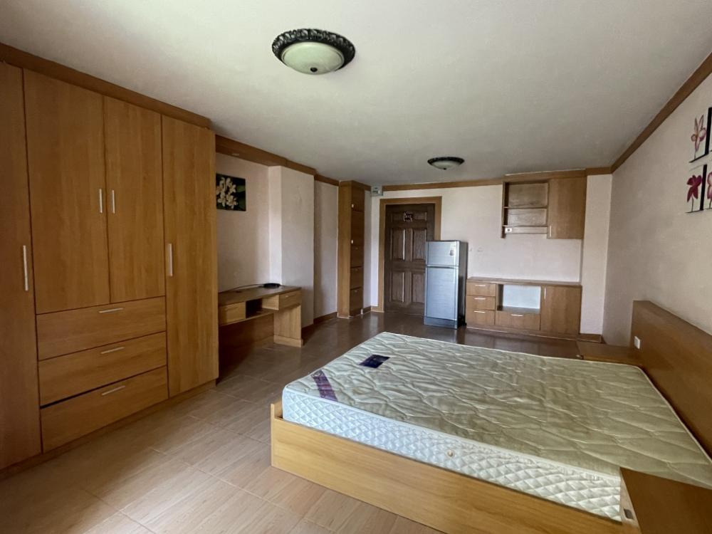 For RentCondoChaengwatana, Muangthong : For rent, near Luxor Hotel, Condo Jean Elysees, 35 sq m (not at Sri Saman, should have a car or motorcycle for convenience in traveling)
