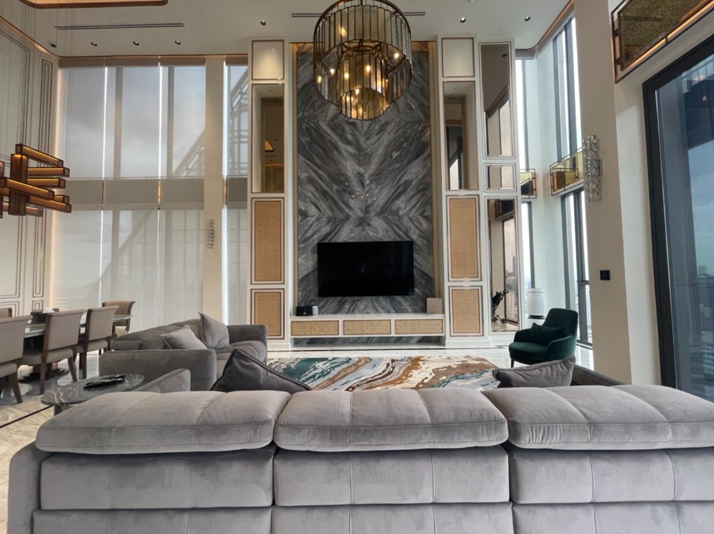 For SaleCondoRama9, Petchburi, RCA : Penthouse for sale, Ultimate Class condominium “The Esse at Singha Complex“  Beautifully decorated room, complete with furniture.