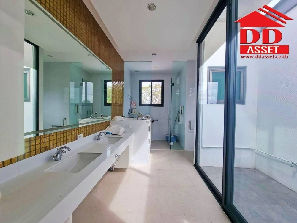 For SaleHouseLadkrabang, Suwannaphum Airport : Luxury 3-storey house for sale with elevator ​in the Royal Golf Ladkrabang golf course Beautiful house, golf course view, ready to move in The Royal Golf & Country Club