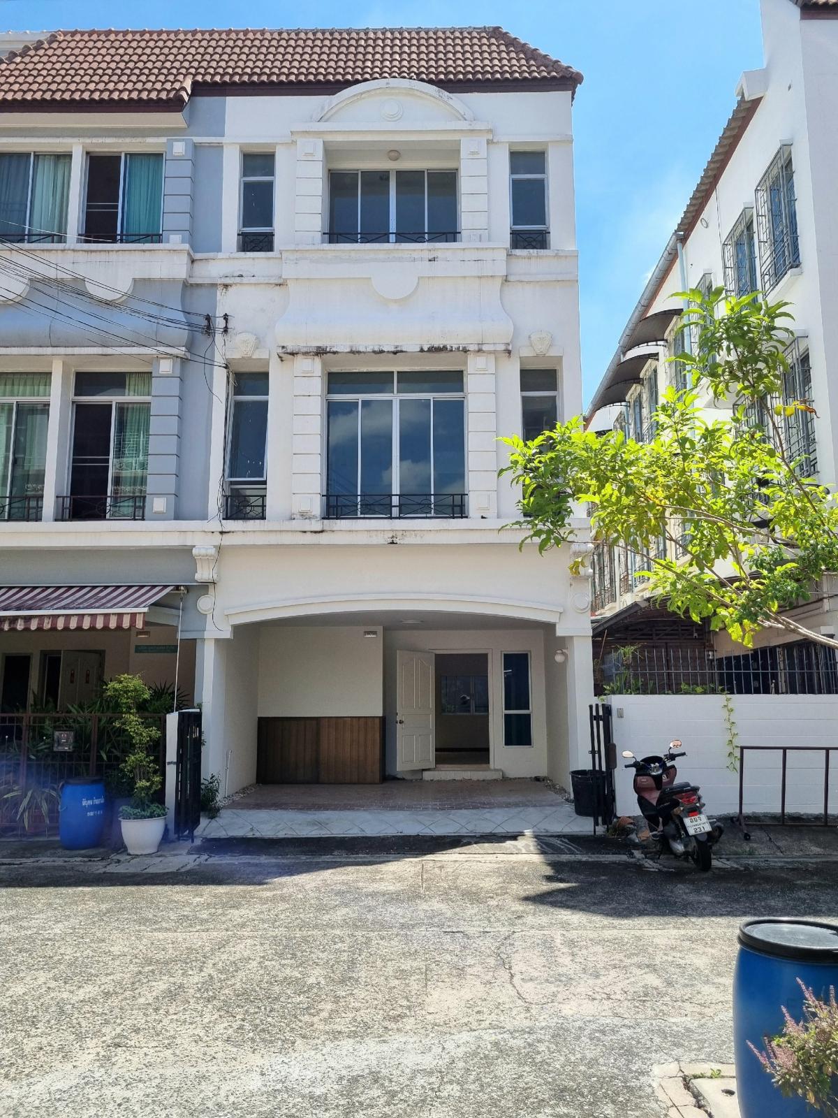 ขายทาวน์โฮมสมุทรปราการ สำโรง : ขาย บ้านกลางเมือง บริติชทาวน์ ศรีนครินทร์ 21.4 ตร.ว. 3 ห้องนอน หลังมุม