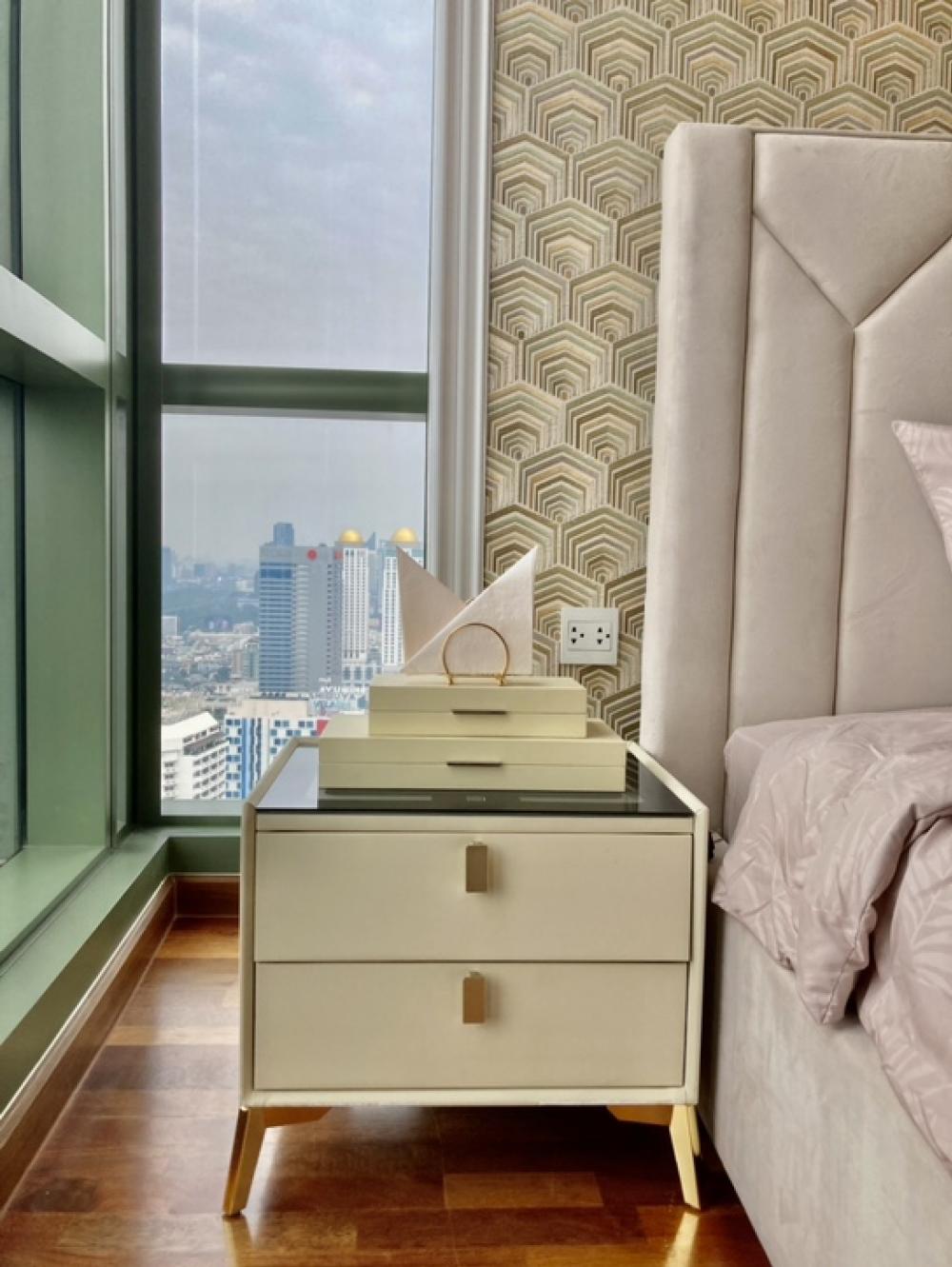 For SaleCondoRatchathewi,Phayathai : Urgent sale, condo in the heart of the city, 3 bedrooms, 3 bathrooms, @ Wish singnerture Midtown Siam