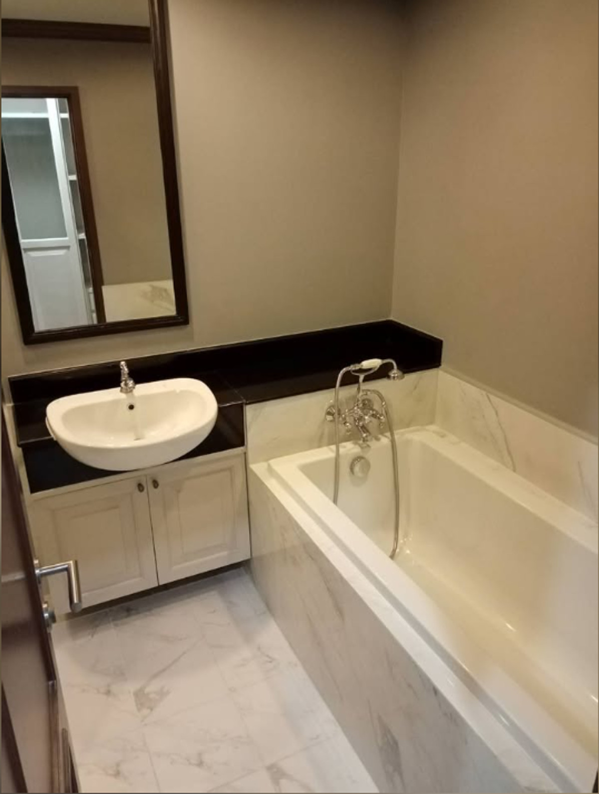 For RentCondoSiam Paragon ,Chulalongkorn,Samyan : *Eng 中 日 Please add LINE ID @806qphgn o8415o5483 Rent & Sell 12 MB The Reserve Kasemsan