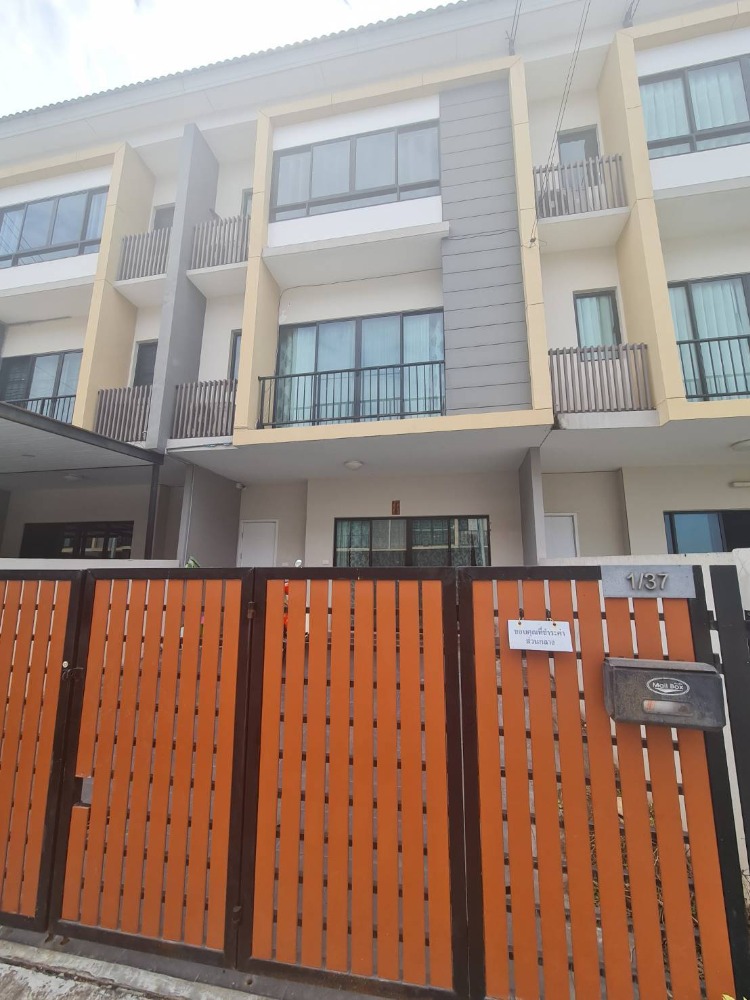 For SaleTownhomeLadkrabang, Suwannaphum Airport : For sale with tenant, 3-storey townhouse, 3 bedrooms, 3 bathrooms, The Connect Up 3, Soi Chaloem Phra Kiat 67, near Suvarnabhumi Airport, rental price 220,000 baht.
