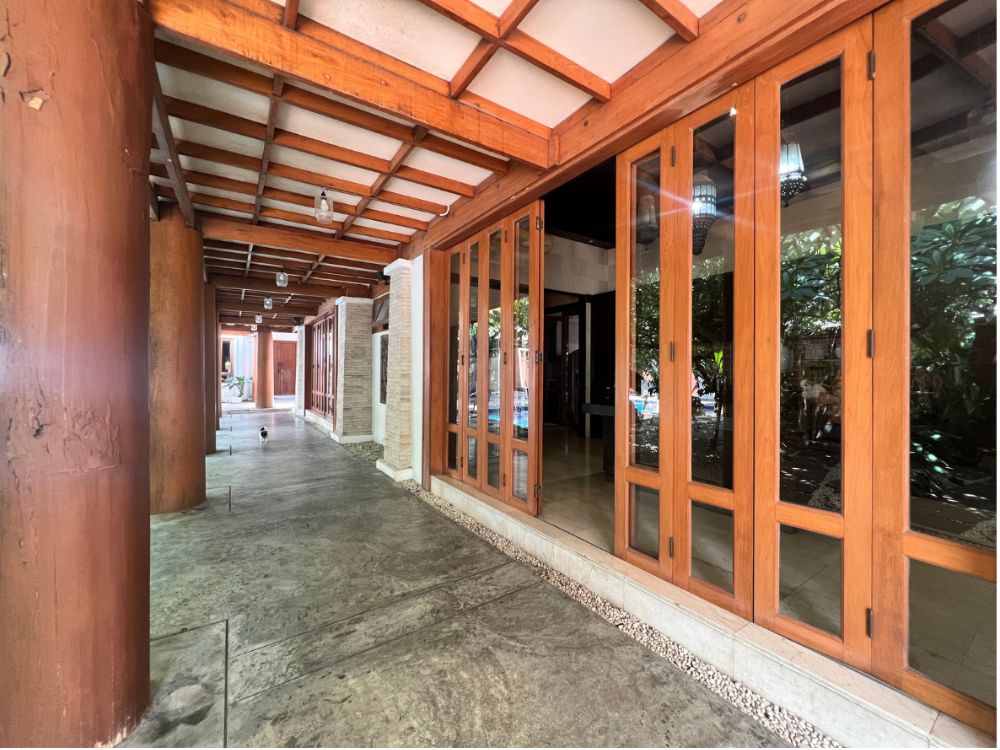 For SaleHouseKaset Nawamin,Ladplakao : A single house outside the resort style project, Soi Nuanchan, decorated with more than 100 years of teak wood.