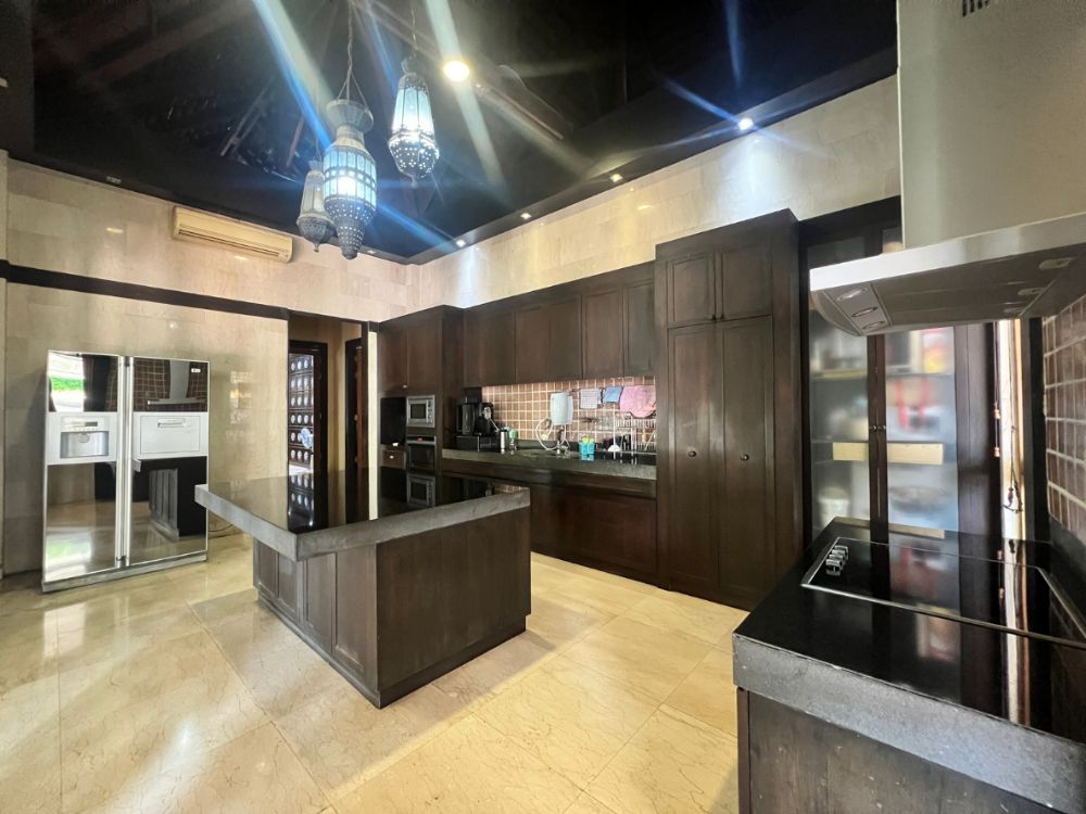 For SaleHouseKaset Nawamin,Ladplakao : A single house outside the resort style project, Soi Nuanchan, decorated with more than 100 years of teak wood.