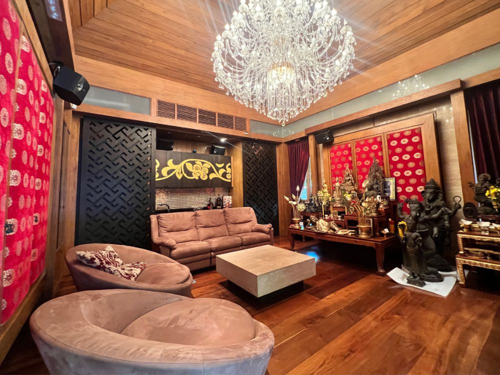 For SaleHouseKaset Nawamin,Ladplakao : A single house outside the resort style project, Soi Nuanchan, decorated with more than 100 years of teak wood.