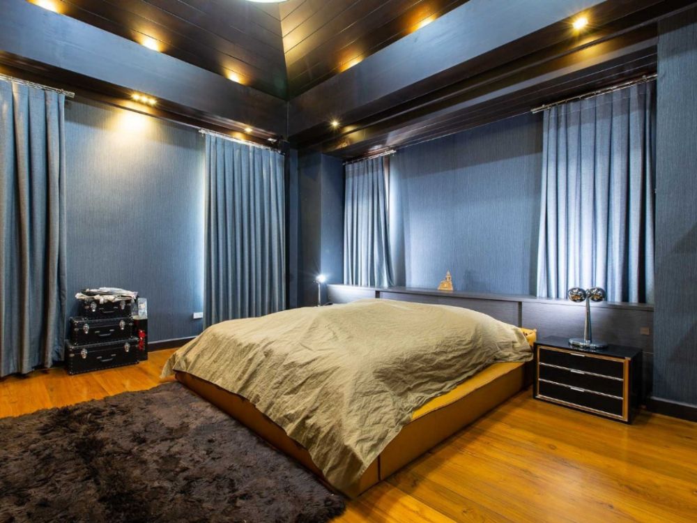 For SaleHouseKaset Nawamin,Ladplakao : A single house outside the resort style project, Soi Nuanchan, decorated with more than 100 years of teak wood.