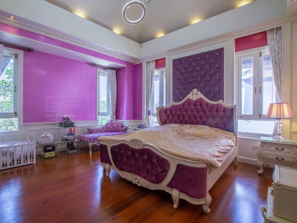 For SaleHouseKaset Nawamin,Ladplakao : A single house outside the resort style project, Soi Nuanchan, decorated with more than 100 years of teak wood.