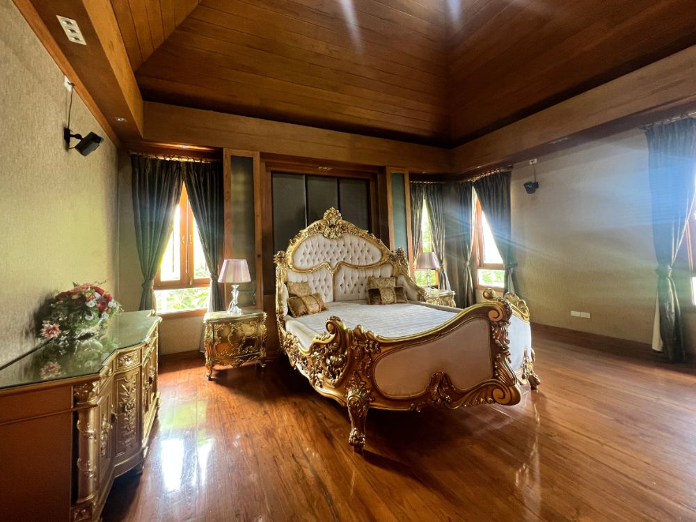 For SaleHouseKaset Nawamin,Ladplakao : A single house outside the resort style project, Soi Nuanchan, decorated with more than 100 years of teak wood.