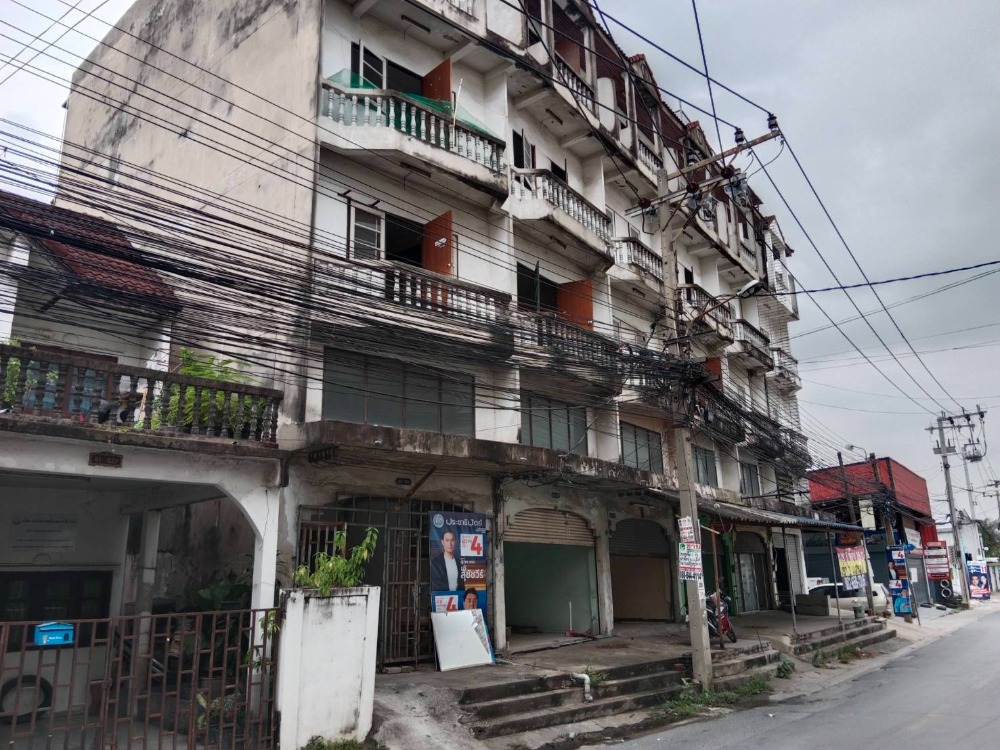 For RentShop HouseKaset Nawamin,Ladplakao : Rent as is, 4.5-storey shophouse, 6 rooms, Soi Nawamin 111, can go through to Praditmanukarm Road and Prasertmanukit Road, opposite side has 7-11 and CJ Supermarket.