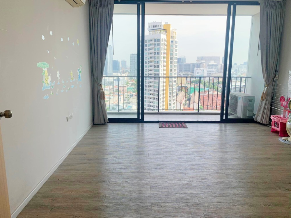 ขายคอนโดลาดพร้าว เซ็นทรัลลาดพร้าว : ขาย คอนโด The Issara ลาดพร้าว 3 ห้องนอน 3 ห้องน้ำ 138 ตรม. ห้องวิวโล่ง ติด ถ. ลาดพร้าว และใกล้ MRT และ BTS