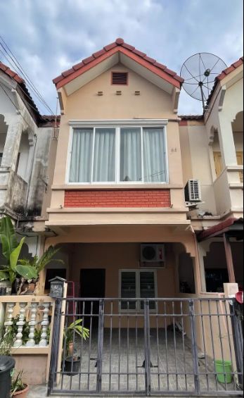 For RentTownhomeNawamin, Ramindra : Townhouse for rent, Lert Ubon Village, near Watcharaphon Intersection. Ready furniture and electrical appliances, beautiful decoration (SAV219)