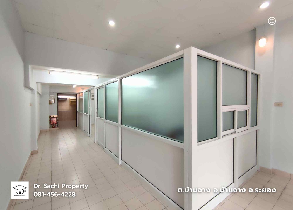 ขายอาคารพาณิชย์ระยอง : อาคารพาณิชย์ บ้านฉาง 3 ชั้นครึ่ง (รีโนเวทใหม่) ทำเลดี สี่แยกบ้านฉาง ใกล้ ถ.สุขุมวิท จ.ระยอง