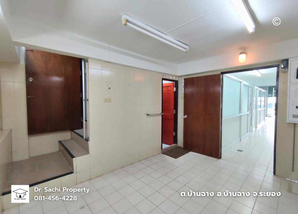 For SaleShop HouseRayong : Commercial building, Ban Chang, newly renovated, 3 and a half floors, good location, near Sukhumvit Road, Rayong Province