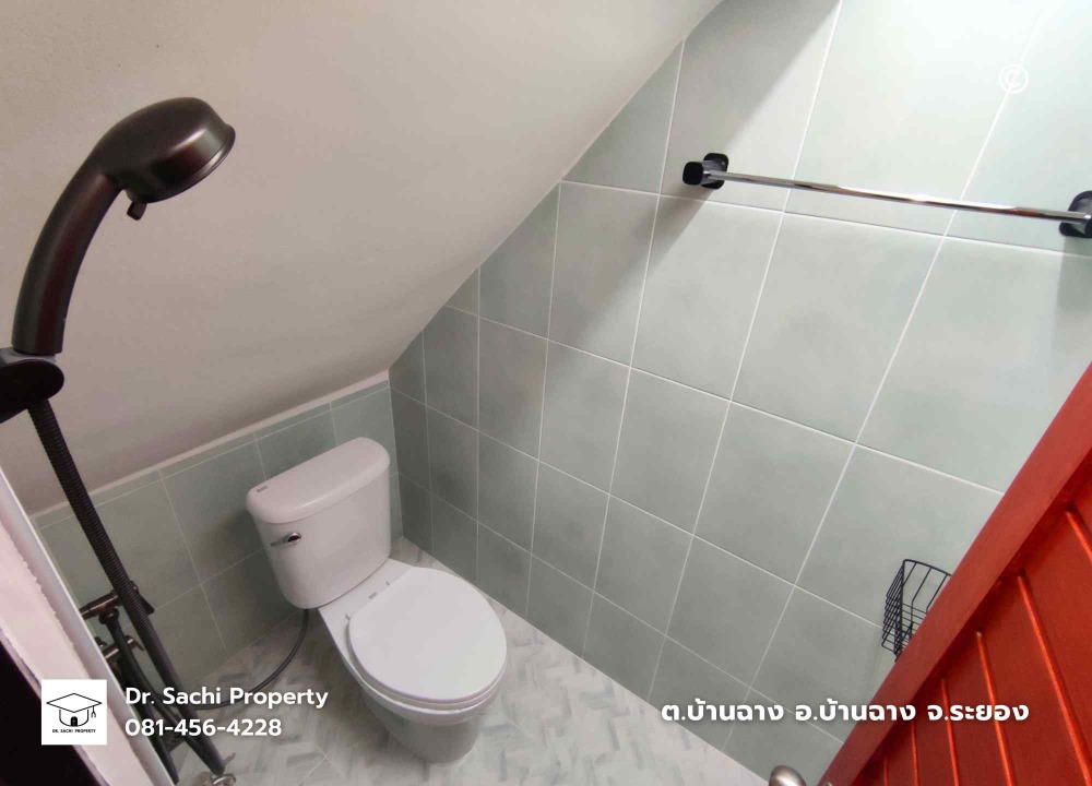 For SaleShop HouseRayong : Commercial building, Ban Chang, newly renovated, 3 and a half floors, good location, near Sukhumvit Road, Rayong Province