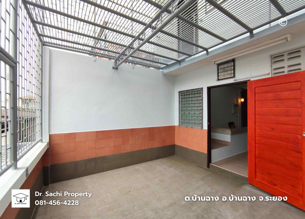 For SaleShop HouseRayong : Commercial building, Ban Chang, newly renovated, 3 and a half floors, good location, near Sukhumvit Road, Rayong Province
