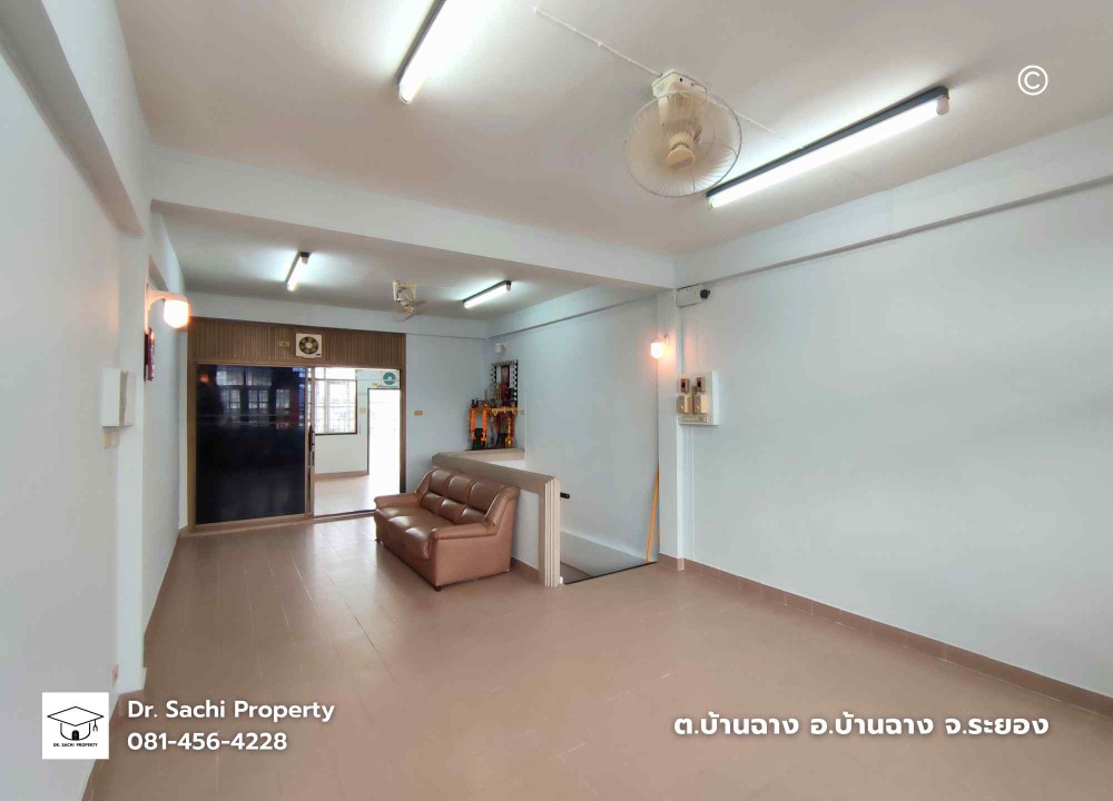 For SaleShop HouseRayong : Commercial building, Ban Chang, newly renovated, 3 and a half floors, good location, near Sukhumvit Road, Rayong Province