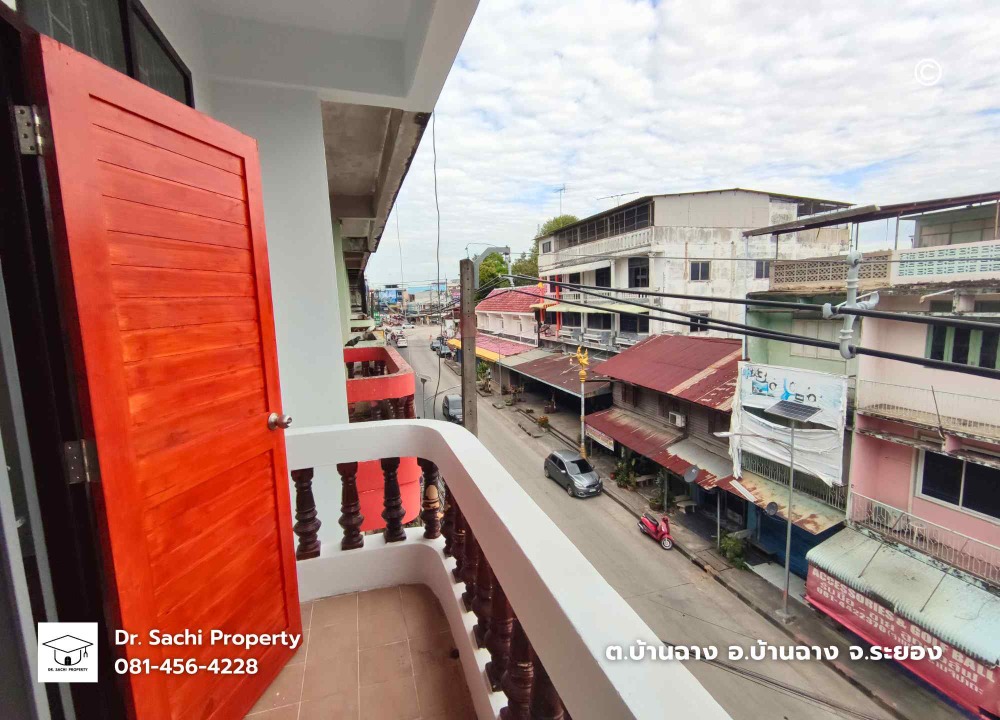 For SaleShop HouseRayong : Commercial building, Ban Chang, newly renovated, 3 and a half floors, good location, near Sukhumvit Road, Rayong Province