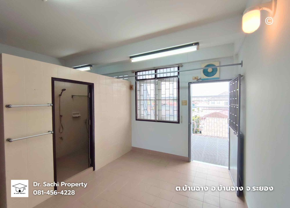 For SaleShop HouseRayong : Commercial building, Ban Chang, newly renovated, 3 and a half floors, good location, near Sukhumvit Road, Rayong Province