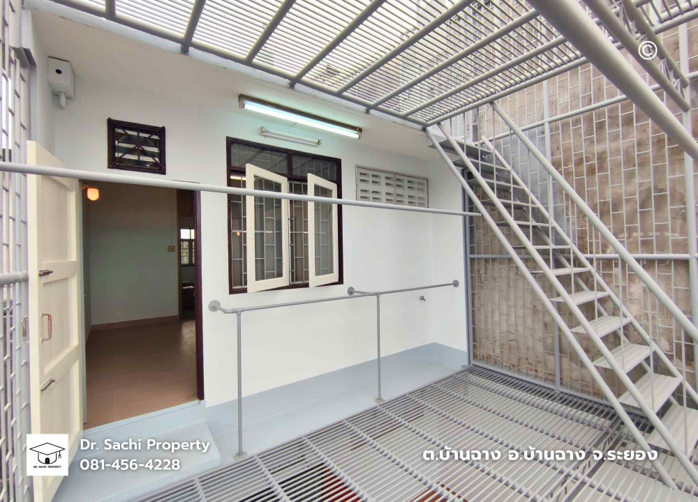 For SaleShop HouseRayong : Commercial building, Ban Chang, newly renovated, 3 and a half floors, good location, near Sukhumvit Road, Rayong Province