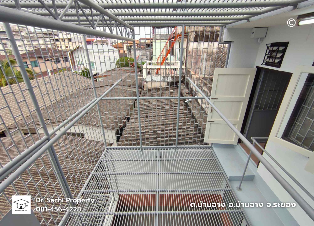 For SaleShop HouseRayong : Commercial building, Ban Chang, newly renovated, 3 and a half floors, good location, near Sukhumvit Road, Rayong Province