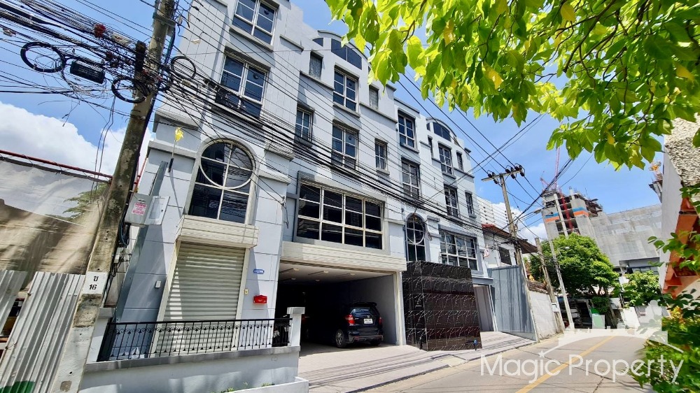 For SaleShop HouseSapankwai,Jatujak : Commercial Building For Sale on Ratchadaphisek Rd, Chan Kasem, Bangkok