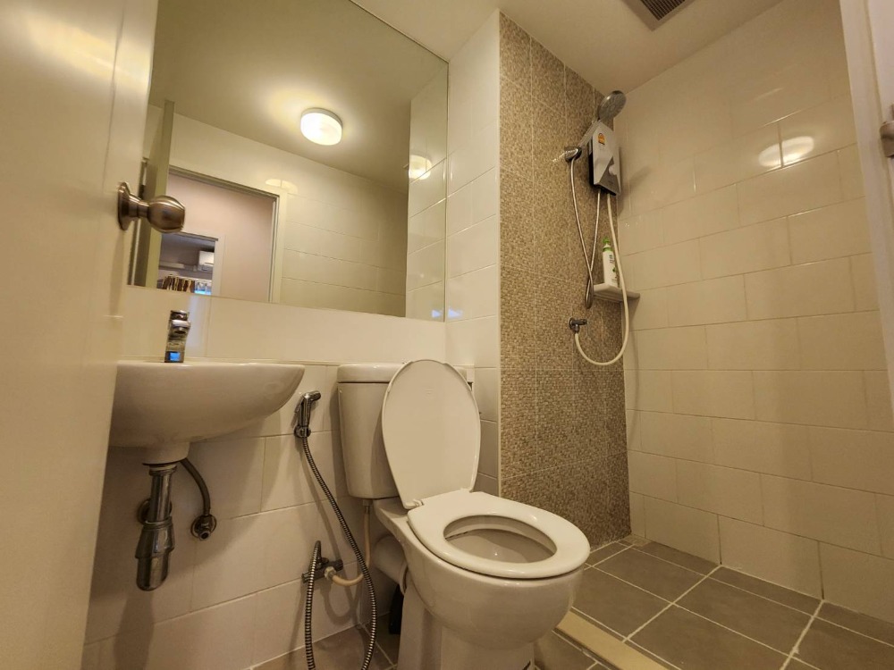 For RentCondoNonthaburi, Bang Yai, Bangbuathong : SN490.9 ** Empty room, rare, 4 air conditioners ** For rent, Plum Condo Central Station Phase 1, white tone room, good price, with washing machine.