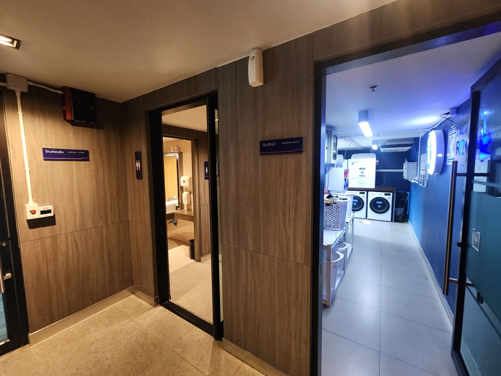 For RentCondoNonthaburi, Bang Yai, Bangbuathong : SN490.9 ** Empty room, rare, 4 air conditioners ** For rent, Plum Condo Central Station Phase 1, white tone room, good price, with washing machine.