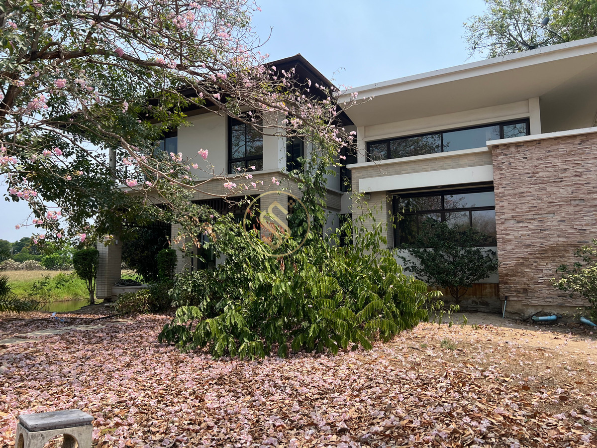 For SaleHouseSamut Prakan,Samrong : Vacation home for sale The atmosphere in the Lakewood golf course is shady and quiet. There is a large shady tree. Cool with a large pond that surrounds the house.