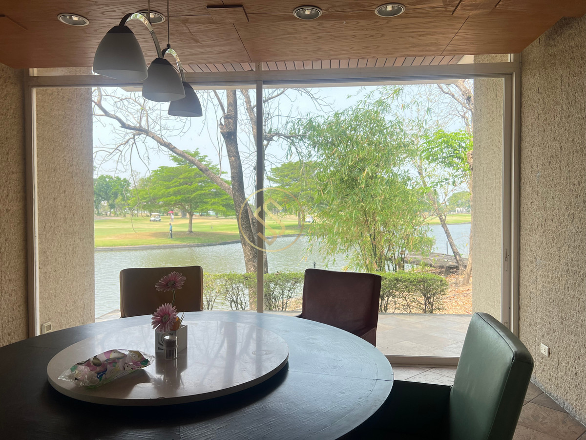 For SaleHouseSamut Prakan,Samrong : Vacation home for sale The atmosphere in the Lakewood golf course is shady and quiet. There is a large shady tree. Cool with a large pond that surrounds the house.