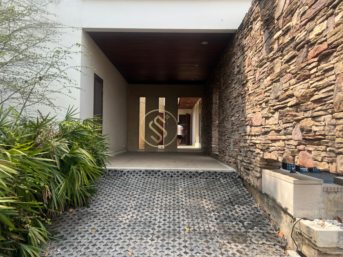 For SaleHouseSamut Prakan,Samrong : Vacation home for sale The atmosphere in the Lakewood golf course is shady and quiet. There is a large shady tree. Cool with a large pond that surrounds the house.