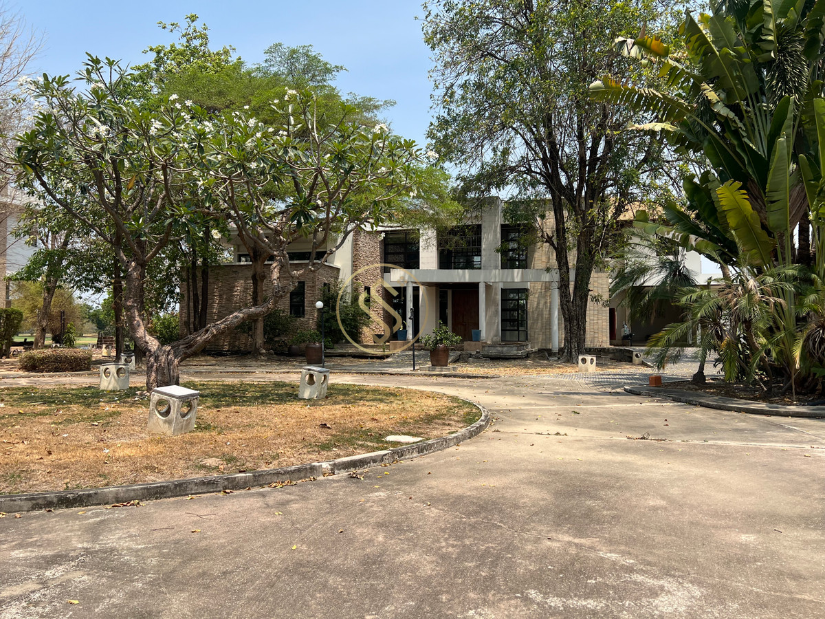 For SaleHouseSamut Prakan,Samrong : Vacation home for sale The atmosphere in the Lakewood golf course is shady and quiet. There is a large shady tree. Cool with a large pond that surrounds the house.
