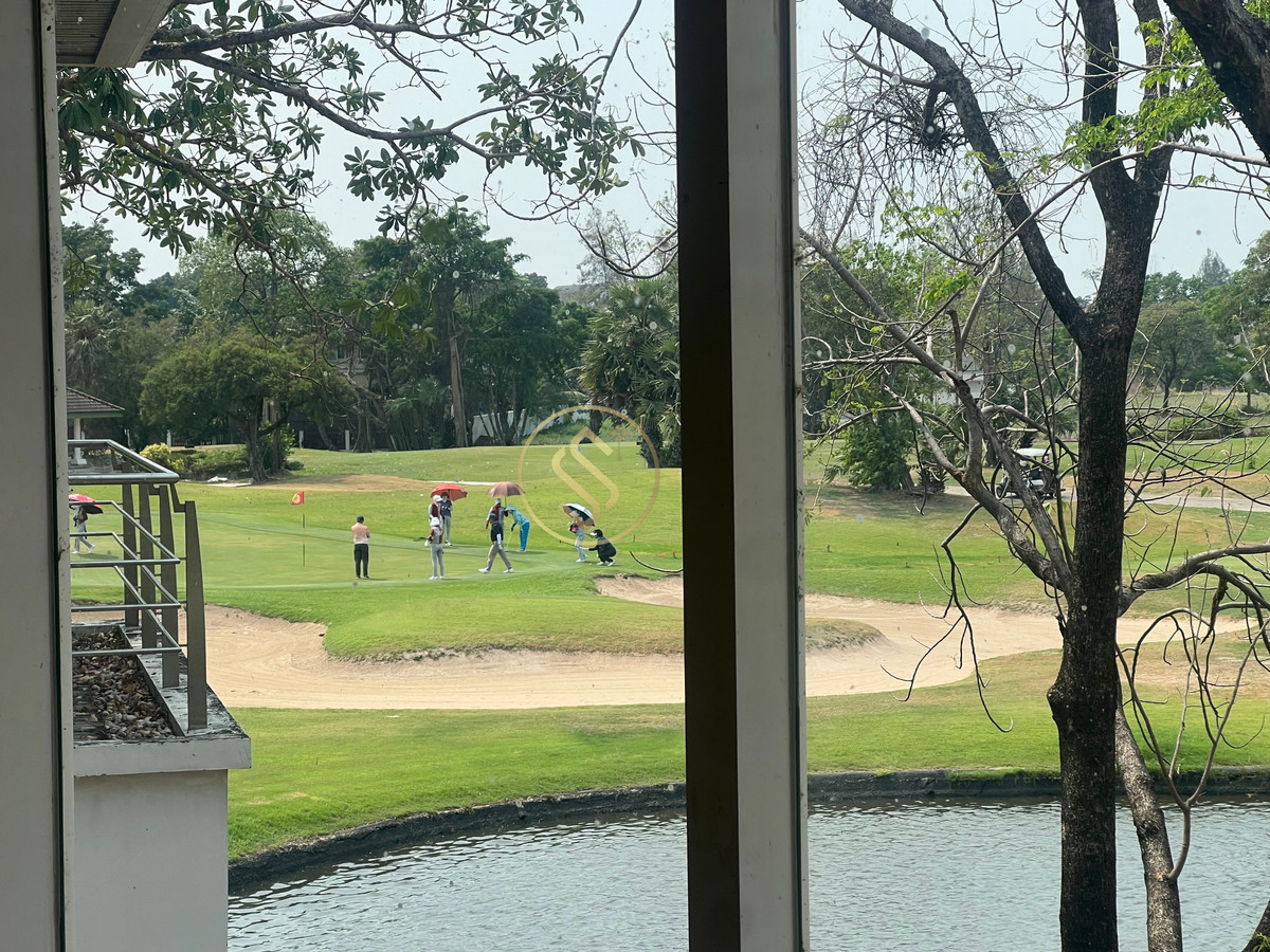For SaleHouseSamut Prakan,Samrong : Vacation home for sale The atmosphere in the Lakewood golf course is shady and quiet. There is a large shady tree. Cool with a large pond that surrounds the house.
