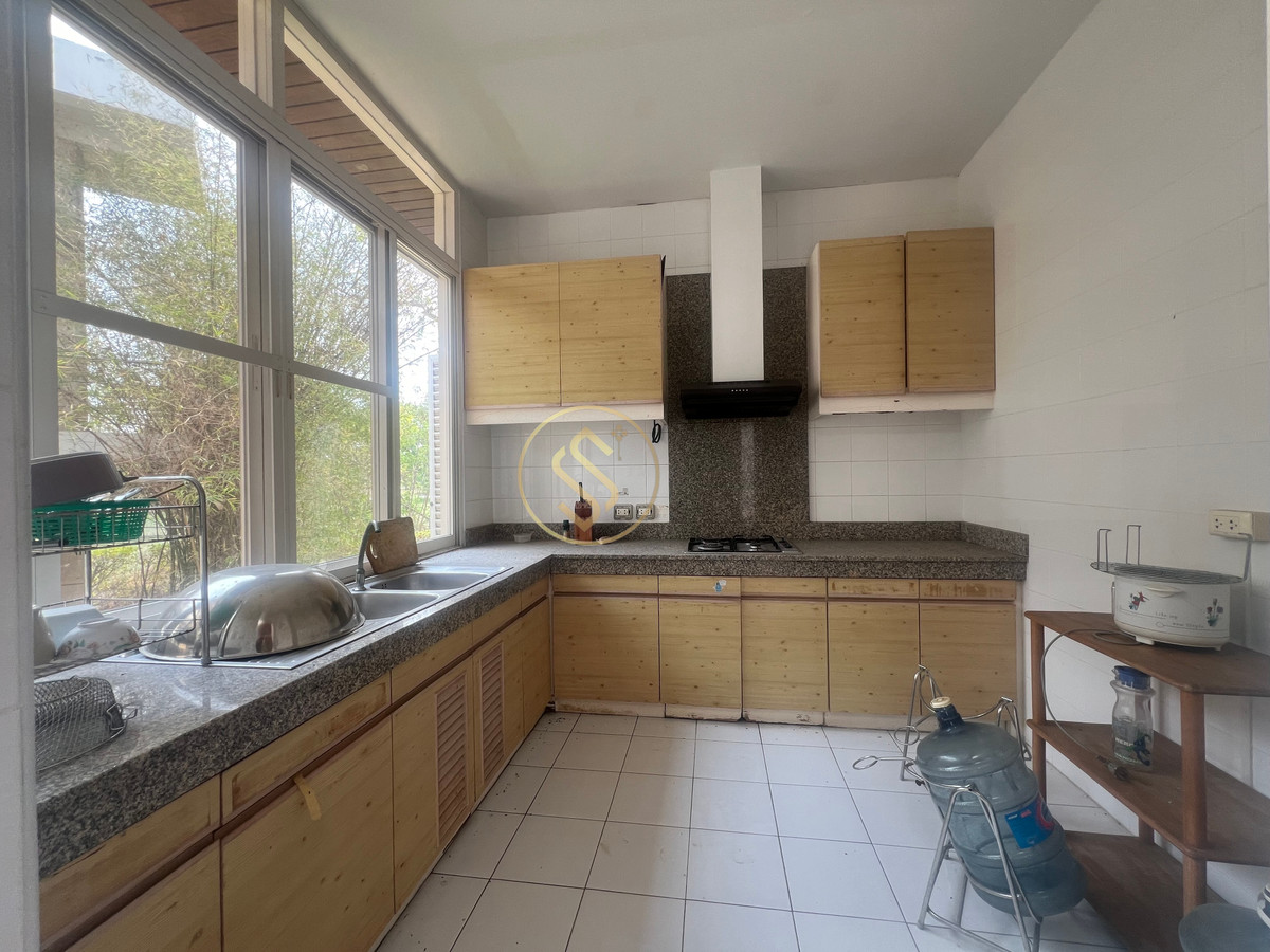 For SaleHouseSamut Prakan,Samrong : Vacation home for sale The atmosphere in the Lakewood golf course is shady and quiet. There is a large shady tree. Cool with a large pond that surrounds the house.