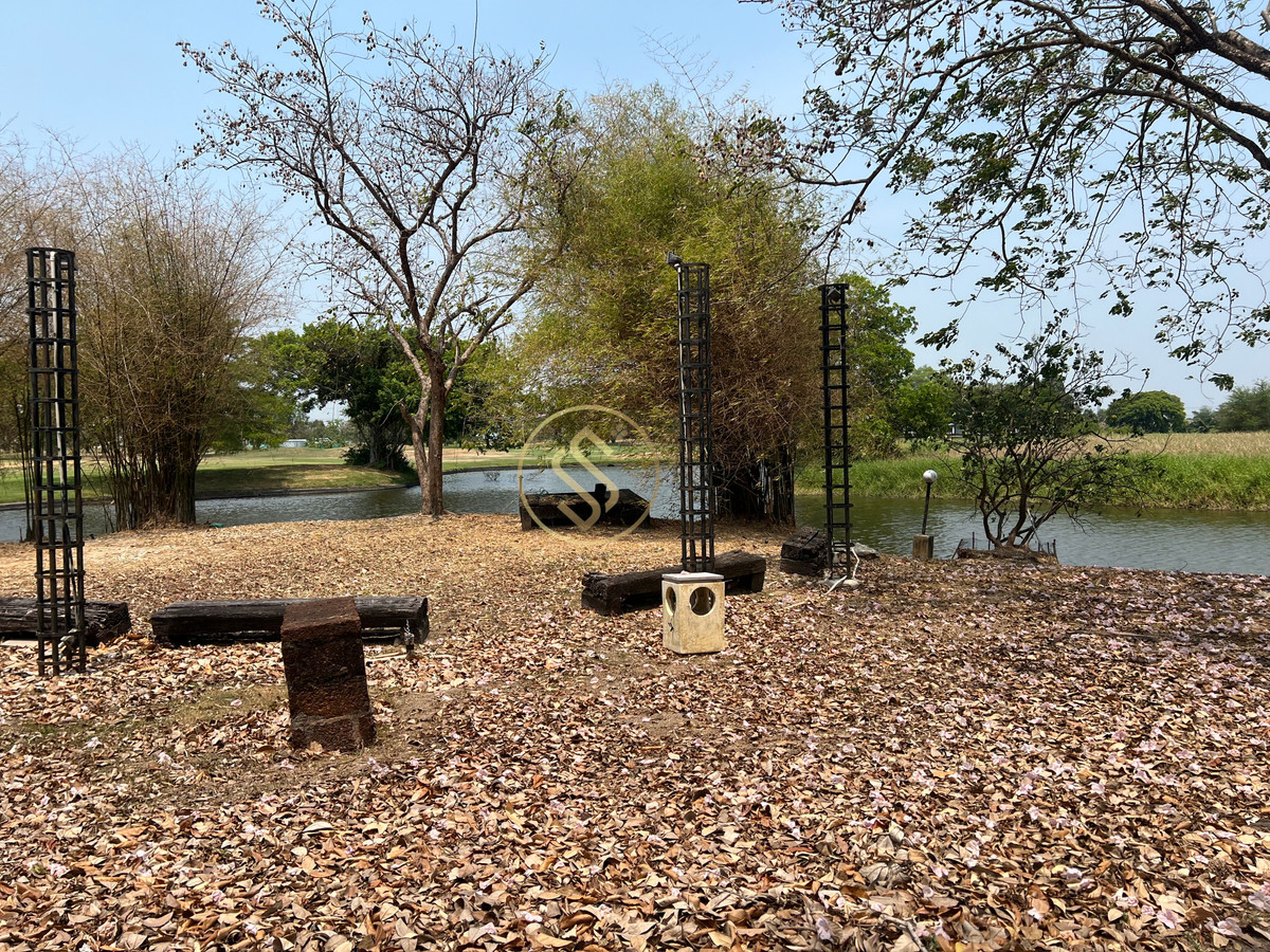 For SaleHouseSamut Prakan,Samrong : Vacation home for sale The atmosphere in the Lakewood golf course is shady and quiet. There is a large shady tree. Cool with a large pond that surrounds the house.