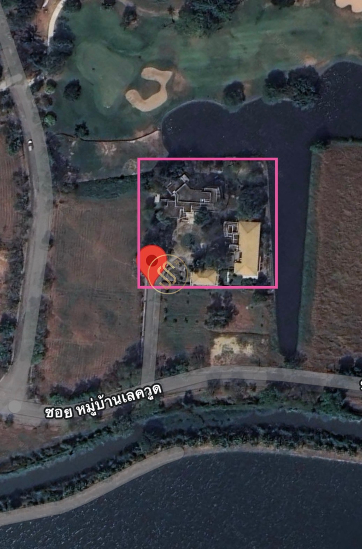 For SaleHouseSamut Prakan,Samrong : Vacation home for sale The atmosphere in the Lakewood golf course is shady and quiet. There is a large shady tree. Cool with a large pond that surrounds the house.