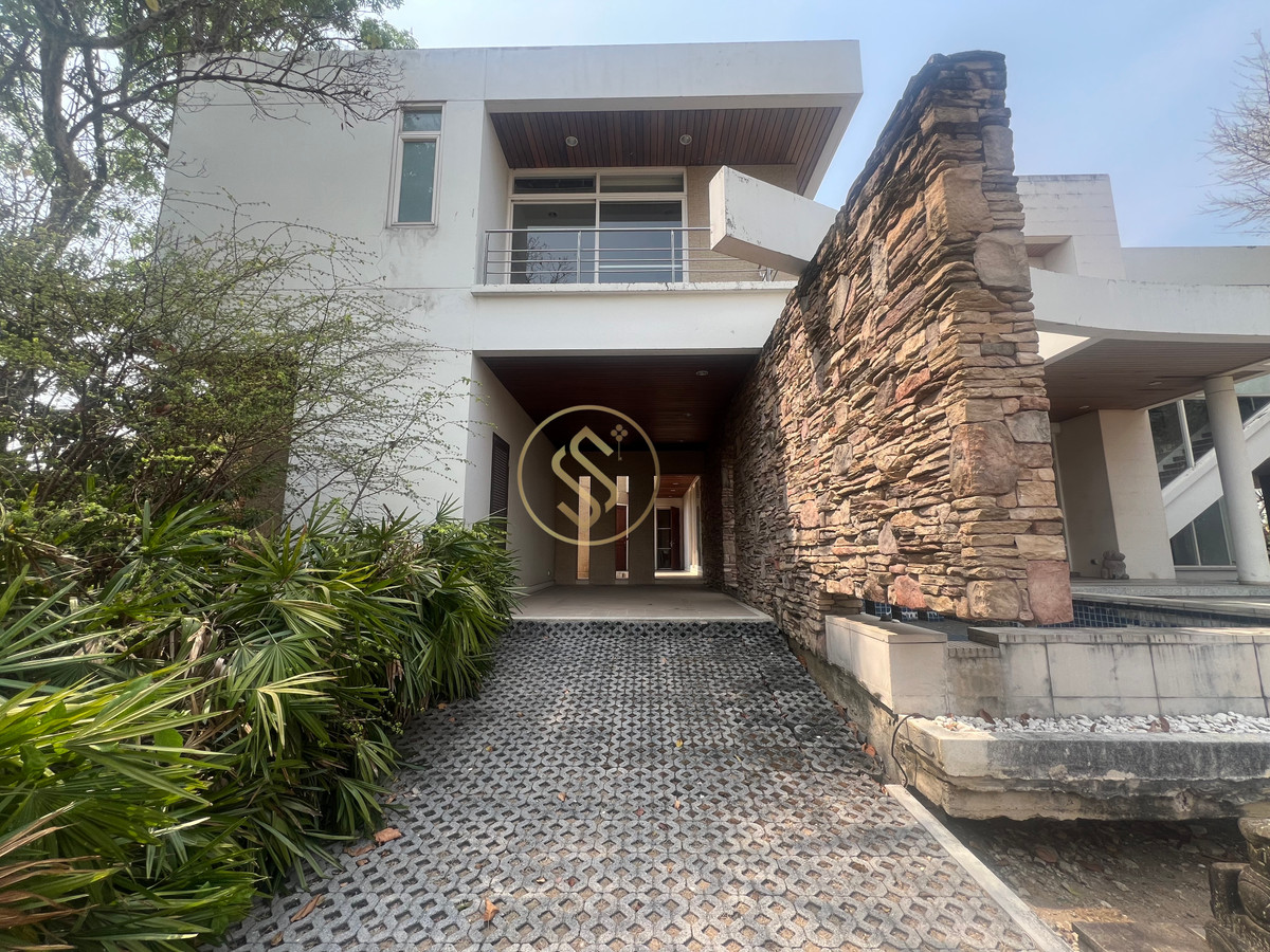 For SaleHouseSamut Prakan,Samrong : Vacation home for sale The atmosphere in the Lakewood golf course is shady and quiet. There is a large shady tree. Cool with a large pond that surrounds the house.