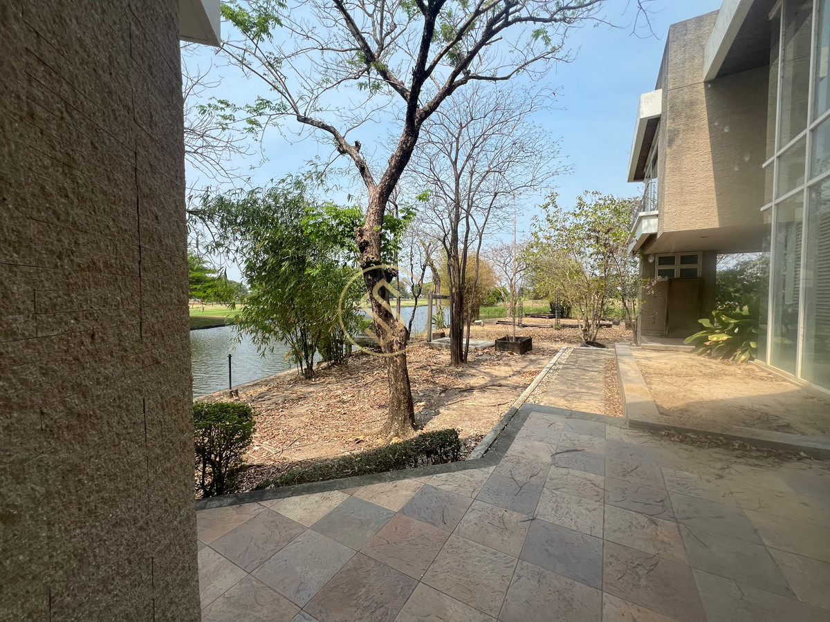 For SaleHouseSamut Prakan,Samrong : Vacation home for sale The atmosphere in the Lakewood golf course is shady and quiet. There is a large shady tree. Cool with a large pond that surrounds the house.