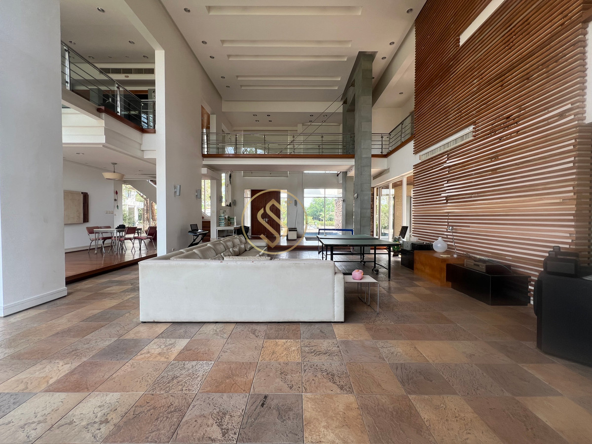 For SaleHouseSamut Prakan,Samrong : Vacation home for sale The atmosphere in the Lakewood golf course is shady and quiet. There is a large shady tree. Cool with a large pond that surrounds the house.