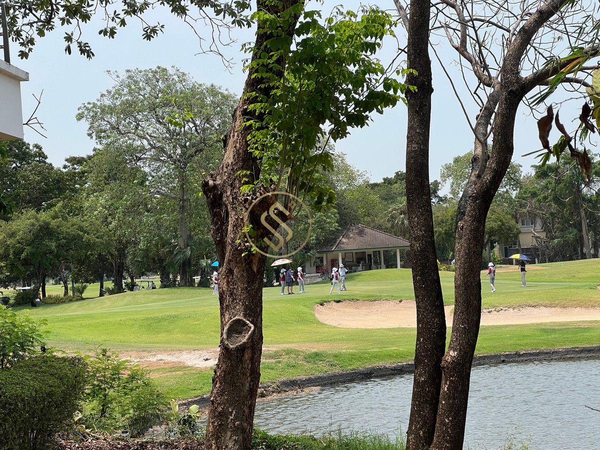 For SaleHouseSamut Prakan,Samrong : Vacation home for sale The atmosphere in the Lakewood golf course is shady and quiet. There is a large shady tree. Cool with a large pond that surrounds the house.