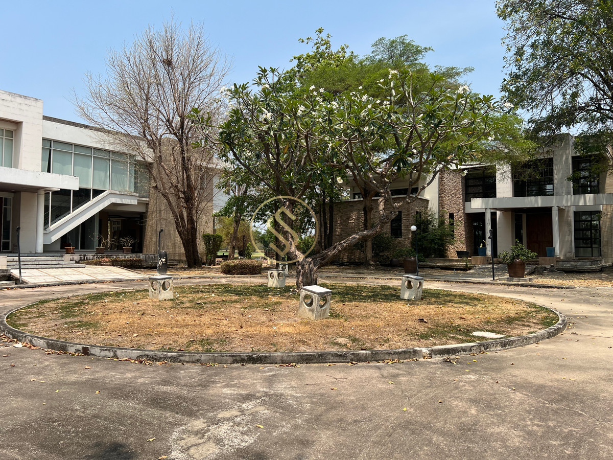 For SaleHouseSamut Prakan,Samrong : Vacation home for sale The atmosphere in the Lakewood golf course is shady and quiet. There is a large shady tree. Cool with a large pond that surrounds the house.